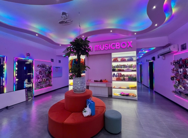 THI CÔNG QUÁN MUSIC BOX- SIXTEEN